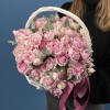 25 кустовых пионовидных роз Кэнди Флоу  в корзине